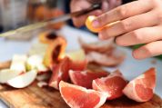 Grapefruits für Fruchtsalat schneiden Grapefruits für Fruchtsalat schneiden